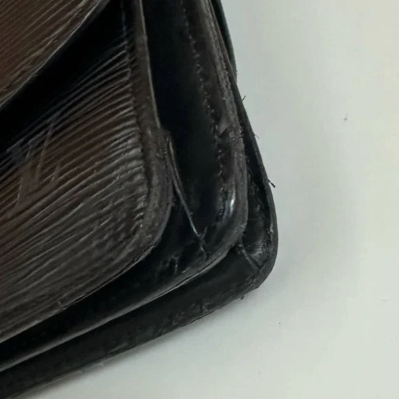 ✨Beautiful✨ Louis Vuitton Epi Leather Crossbody - Picture 7 of 11